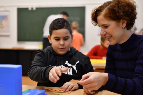 Bijlesdocent helpt een leerling