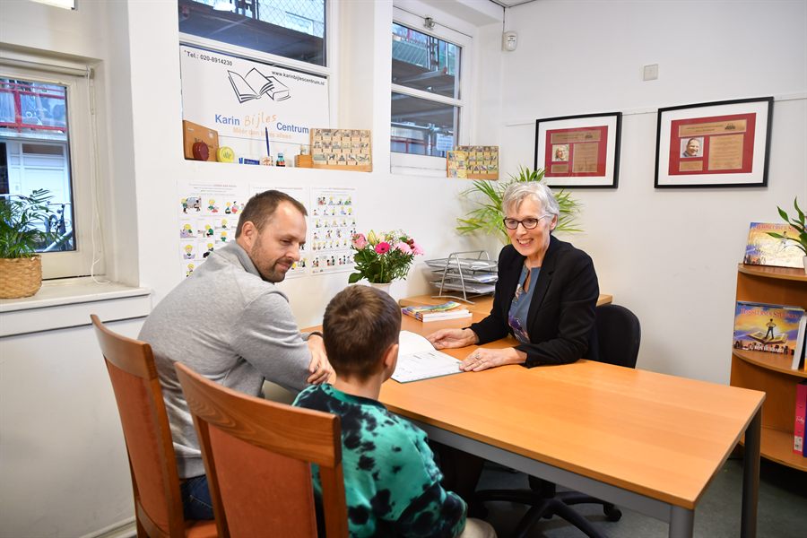 Intakegesprek met een vader en zoon bij Karin Bijles Centrum